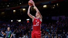 Lotyšský mládežnický reprezentant Verners Kohs střílí během exhibice... Lotyšský mládežnický reprezentant Verners Kohs střílí během exhibice...