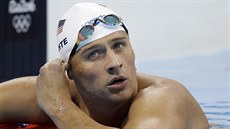 Americký plavec Ryan Lochte sleduje svj as v olympijském bazénu. V Riu se...