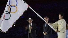 Starostka Tokia Yuriko Koikeová pebírá v Rio de Janeiru olympijskou vlajku.