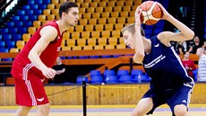 Tomáš Satoranský radí mladým basketbalistům na svém tréninkovém kempu na... Tomáš Satoranský radí mladým basketbalistům na svém tréninkovém kempu na...