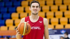 Tomá Satoranský pomáhá s tréninkem mladým basketbalistm, kteí se pihlásili...