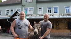 Zdenk a Martin Batovi (zprava) ped svou hospodou v Dolní Poustevn, kde dnes...