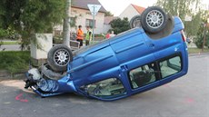 Auto se převrátilo na střechu, řidička skončila v nemocnici. Auto se převrátilo na střechu, řidička skončila v nemocnici.