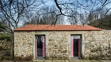 Za masivními kamennými zdmi se skrývá překvapivě pastelový interiér s moderním... Za masivními kamennými zdmi se skrývá překvapivě pastelový interiér s moderním...
