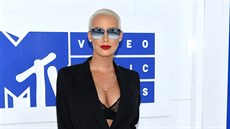 Amber Rose zvauje zmenení prsou. Obává se ale pooperaních jizev.