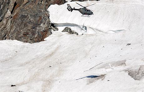Vojenská helikoptéra nad ledovcem v kantonu Uri, kde havaroval stíhací letoun....