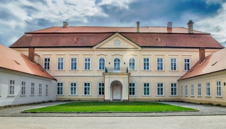 Pozdn barokní zámek Dukovany nedaleko stejnojmenné elektrárny.