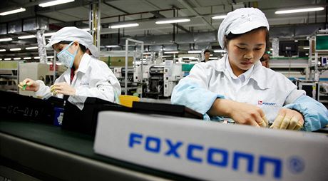 Pracovnice montání linky spolenosti Foxconn