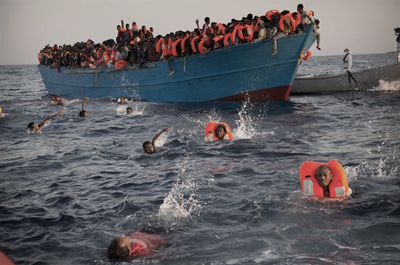 Italské námonictvo, lod nkolika nevládních organizací a dalí plavidla v...