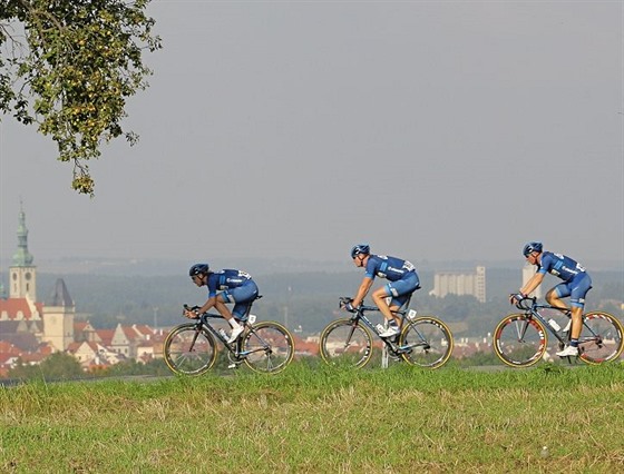 S TÁBOREM V POZADÍ. Pi závodu Okolo jiních ech cyklisté projídli velká...