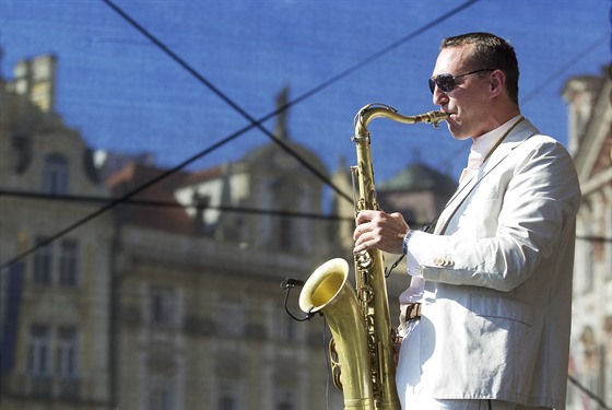 Saxofonista Ondej tveráek na Staromstském námstí v Praze.