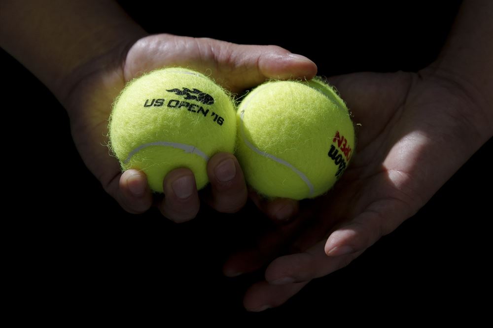 Detailní pohled na tenisové míky z grandslamového US Open.