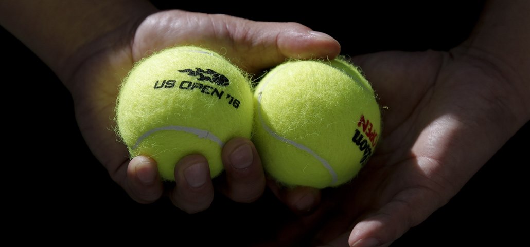 Detailní pohled na tenisové míčky z grandslamového US Open. Detailní pohled na tenisové míčky z grandslamového US Open.
