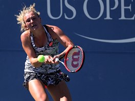 Kateina Siniakov zasahuje mek v prvnm kole US Open, ve kterm narazila na...