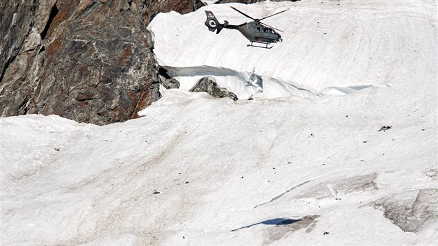 Vojensk helikoptra nad ledovcem v kantonu Uri, kde havaroval sthac letoun. (31.srpna 2016)