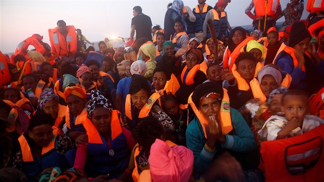 Italsk nmonictvo, lod nkolika nevldnch organizac a dal plavidla v pondl zachrnily u libyjskho pobe zhruba 6500 migrant plujcch do Itlie (29.8.2016).