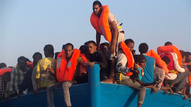 Italsk nmonictvo, lod nkolika nevldnch organizac a dal plavidla v pondl zachrnily u libyjskho pobe zhruba 6500 migrant plujcch do Itlie (29.8.2016).