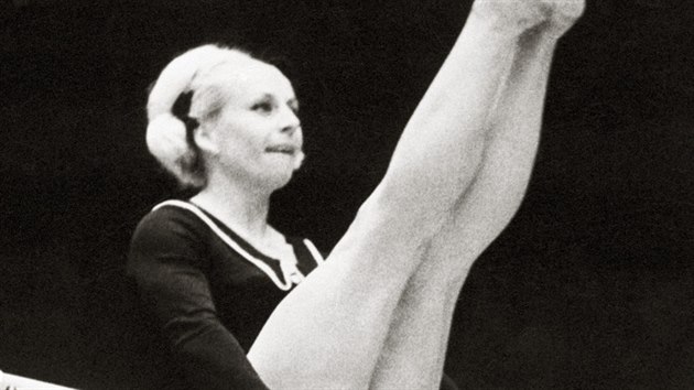 eskoslovensk sportovn gymnastka Vra slavsk pi sestav na letnch olympijskch hrch v Mexiku. (jen 1968)