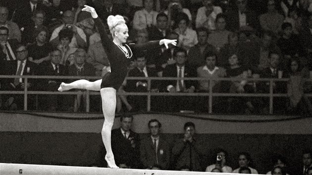 eskoslovensk sportovn gymnastka Vra slavsk pi sestav na letnch olympijskch hrch v Mexiku. (jen 1968)