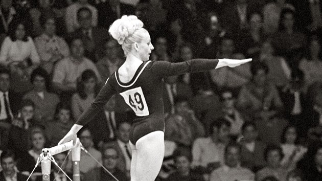 eskoslovensk sportovn gymnastka Vra slavsk pi sestav na letnch olympijskch hrch v Mexiku. (jen 1968)