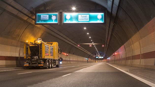 Maza ar ist vozovku v tunelu Mrzovka.