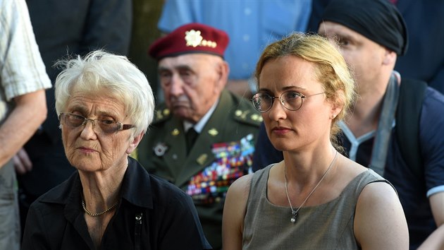 V Roudnici nad Labem odhalili 26. srpna ke 120. vro narozen protinacistickho odboje Josefa Mana pamtn desku. Je na dom slo 45, kde Man bydlel za studi na Krlovsk esk zemsk kole hospodsk. Ptomny byly i jeho dcera Zdena (vlevo) a vnuka Sandra.