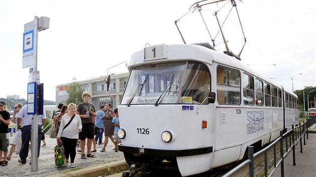 Po brnnskch kolejch naposledy jela tramvaj s cedulovm oznaenm. Cestujc budou dl vozit jen dopravn prostedky s digitlnmi panely.