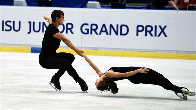 JUNIORT MISTI SVTA V OSTRAV. Sportovn dvojice Anna Dukov, Martin Bida sio ped ISU Junior Grand Prix v Ostrav vyzkouela led v mstn hale.