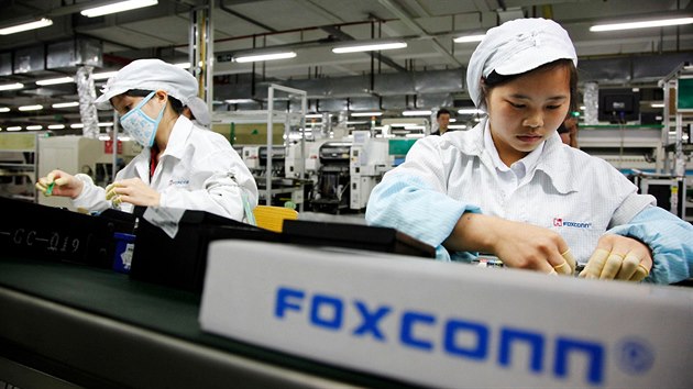 Pracovnice montání linky spolenosti Foxconn