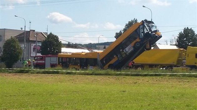 Kabina kloubovho trolejbusu se po nrazu do sloupu dostala do nkolikametrov vky.