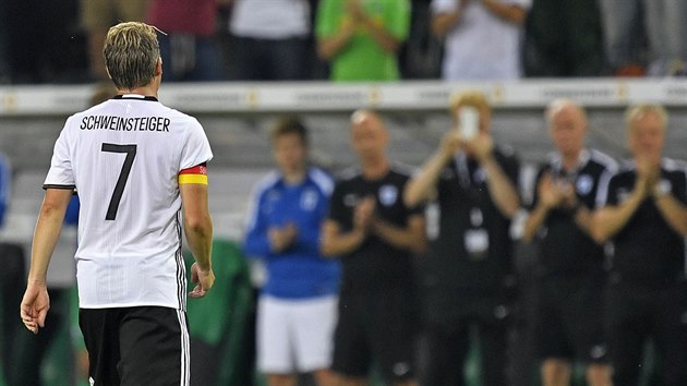 Bastian Schweinsteiger se lou s nmeckm dresem. Posledn utkn v reprezentaci sehrl proti Finsku.