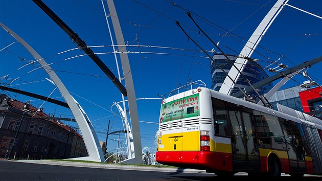 Trolejbus na nov kiovatce Koruna v centru Hradce Krlov.