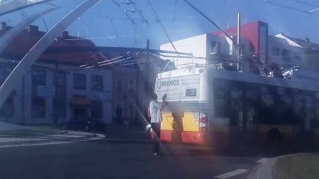 Trolejbus na kiovatce Koruna zastavil na vjezdu do centra, dal zablokoval smr od Prahy.