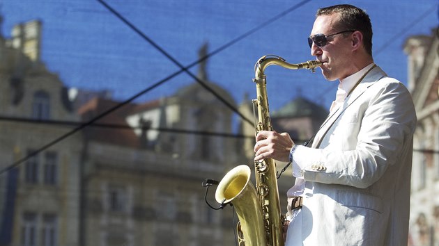 Saxofonista Ondej tverek na Staromstskm nmst v Praze.