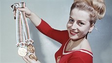 Vra áslavská na snímku z roku 1964 ukazuje medaile, které získala na...