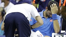 BOLAVÁ RUKA. Srbský tenista Novak Djokovič se nechává ošetřovat během zápasu... BOLAVÁ RUKA. Srbský tenista Novak Djokovič se nechává ošetřovat během zápasu...