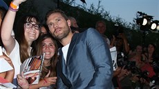 Jamie Dornan s fanouky na britské premiée filmu Anthropoid (Londýn, 30. srpna...