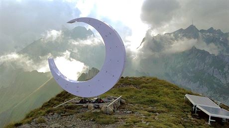 výcarský umlec nainstaloval na vrchol hory Freiheit symbol plmsíce....