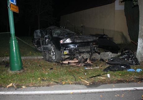 Trosky vozu znaky Audi, ve kterém idi zahynul.