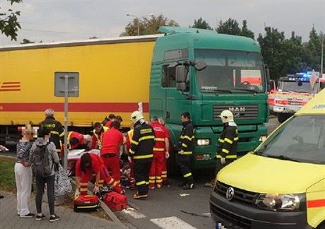 Sedmaedesátiletý cyklista spadl pod kamion na novojiínském kruhovém objezdu.