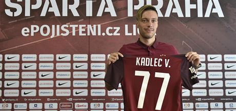 77 Vclav Kadlec po nvratu do Sparty pzuje s dresem. Pro slo 77? Jeho...