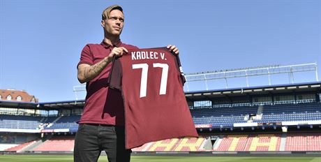 Václav Kadlec pózuje na stadionu se svým novým dresem po pestupu z dánského...