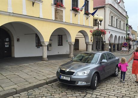 Automobil pelhimovského mstského úadu ped radnicí na Masarykov námstí, kde je stání od ledna zakázané. 