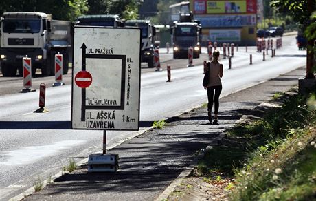 Uzavírky opravovaných silnic komplikují chebskou dopravu.