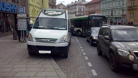 oféi MHD v Plzni denn zaívají situace, kdy zastávky blokují bezohlední...