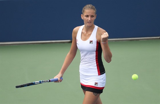 eská tenistka Karolína Plíková zatíná pst, prola do 3. kola US Open.