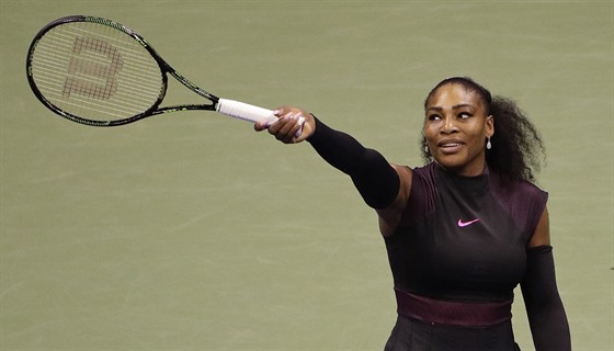 Amerianka Serena Williamsová mává fanoukm v utkání proti Karolín Plíkové.