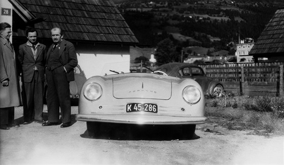 Slavná fotka, kde Ferdinand a Ferry Porsche pózují u prototypu modelu 356,...