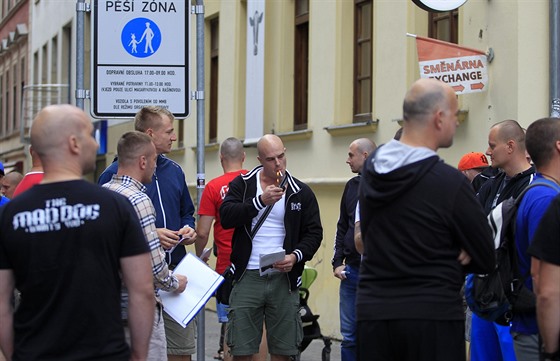 Pt desítek extremist se v pondlí veer vydalo hledat námstka primátora Matje Hollana. Dorazili a do domu jeho rodiny.