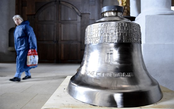 Zvon Panna Maria byl ji vystaven v litomylském piaristickém chrámu. Váí 380...